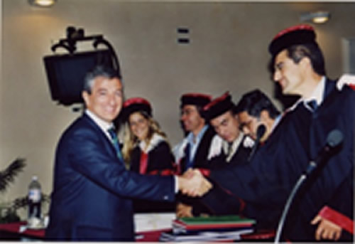 Prof. Achille Farina consegna il Diploma di Specializzazione in Ortognatodonzia